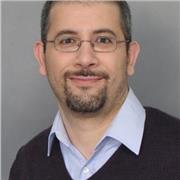 ein Arabisch-Tutor, der Kinder aller Altergruppen unterrichtet